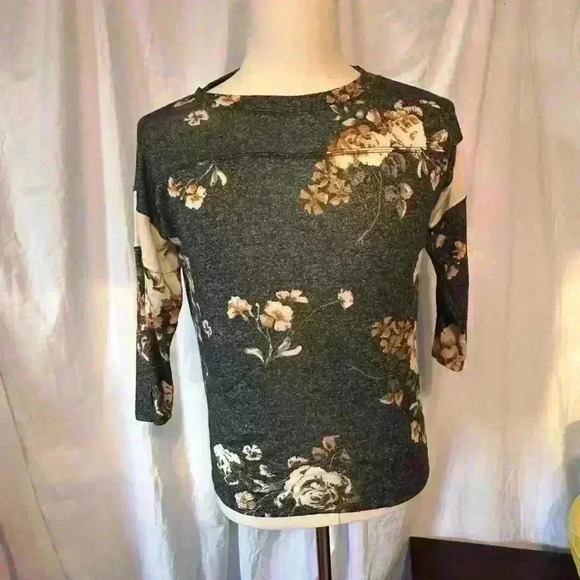 Tops - Women’s 3/4 sleeve lightweight shirt. Size medium. Non smoking home.